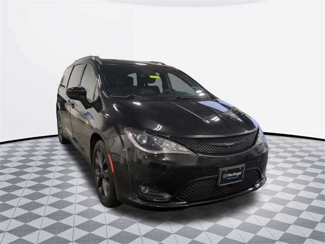 2020 Chrysler Pacifica Touring L photo 3
