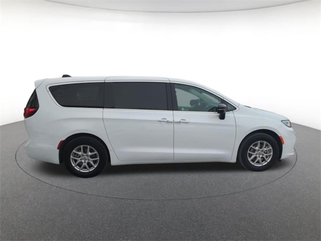Used 2024 Chrysler Pacifica Touring L Minivan/Van