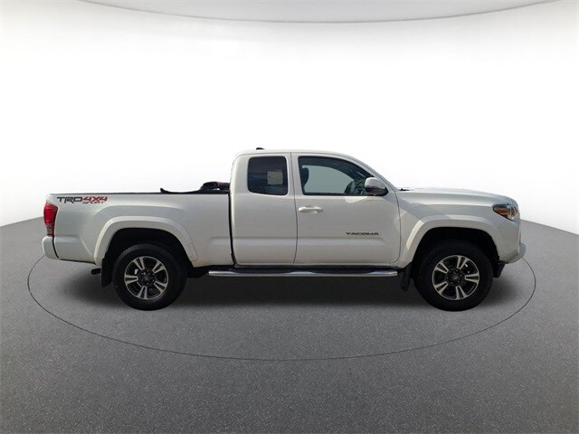 2017 Toyota Tacoma TRD Sport photo 2