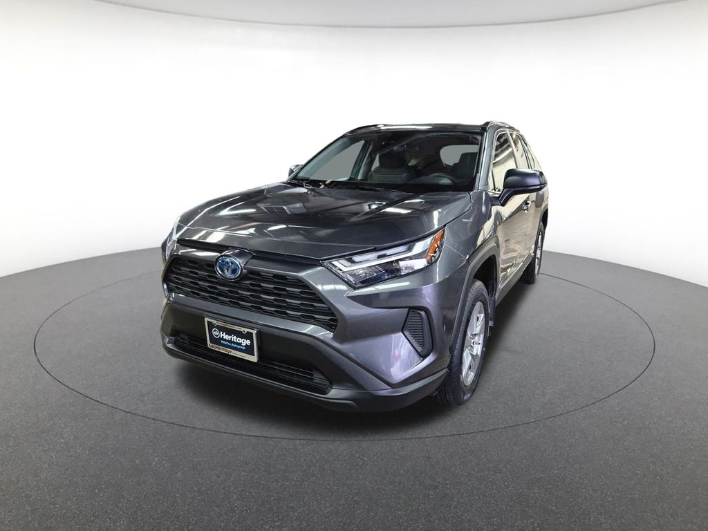 2024 Toyota RAV4 LE's photo