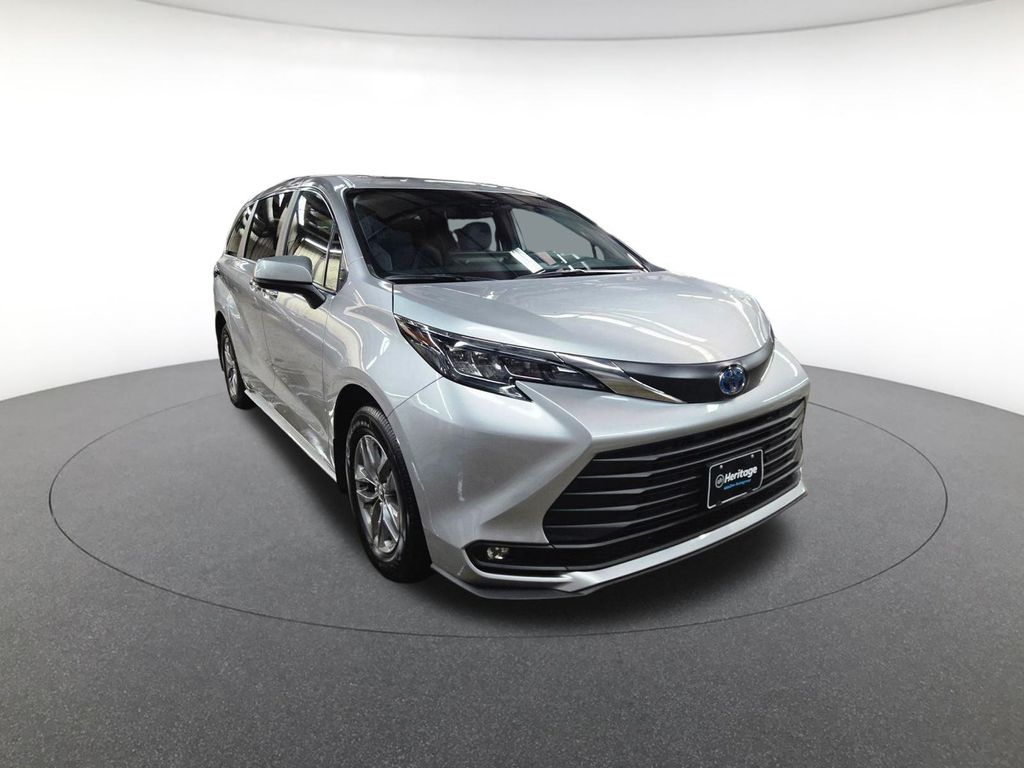 2025 Toyota Sienna XLE photo 3