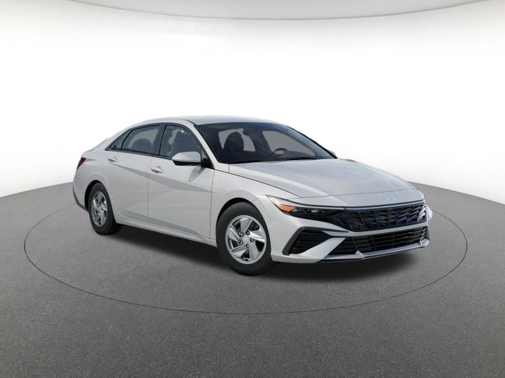 2025 Hyundai Elantra SE photo 2