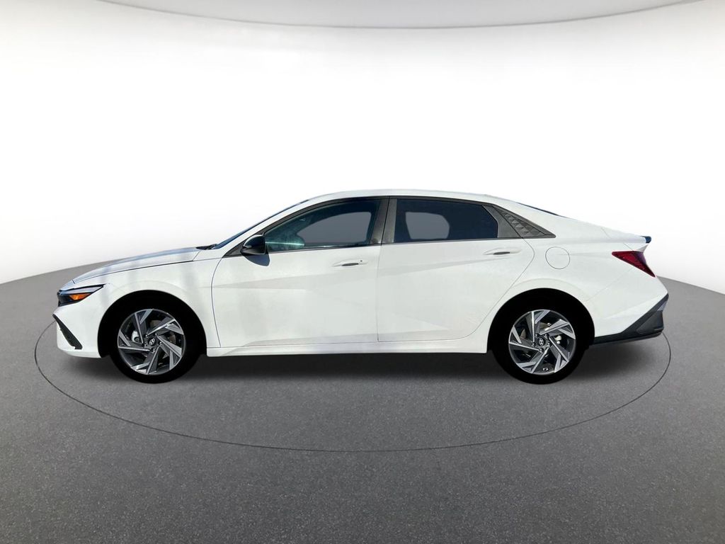 2025 Hyundai Elantra SEL Sport photo 3