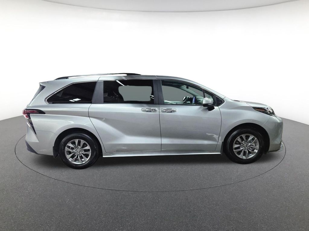 2025 Toyota Sienna XLE photo 4