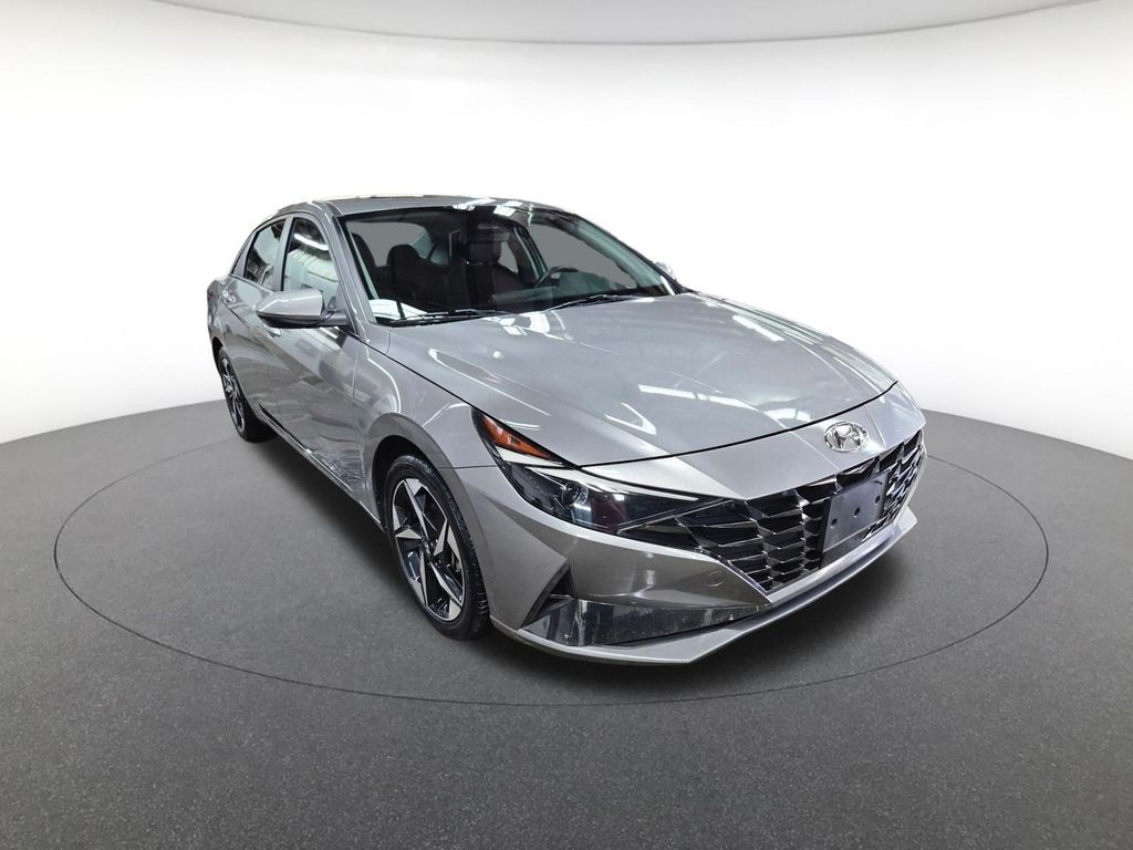 2022 Hyundai Elantra SEL photo 3