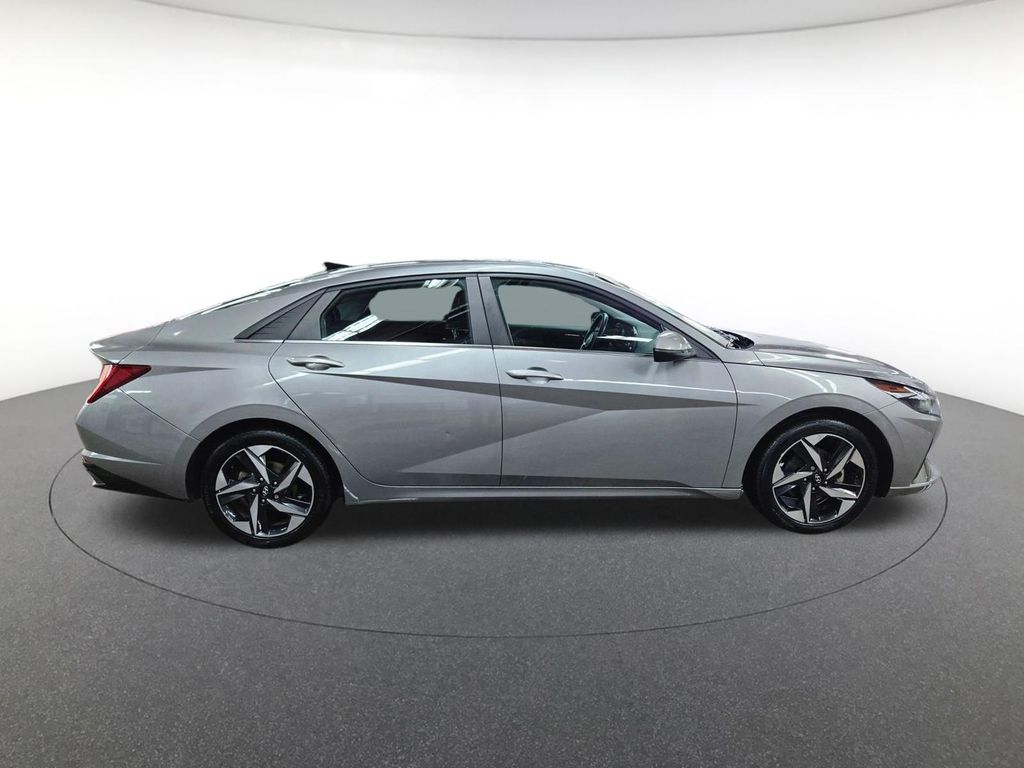2022 Hyundai Elantra SEL photo 4