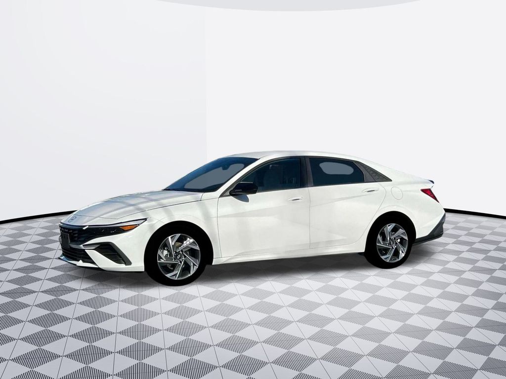 2025 Hyundai Elantra SEL Sport photo 2