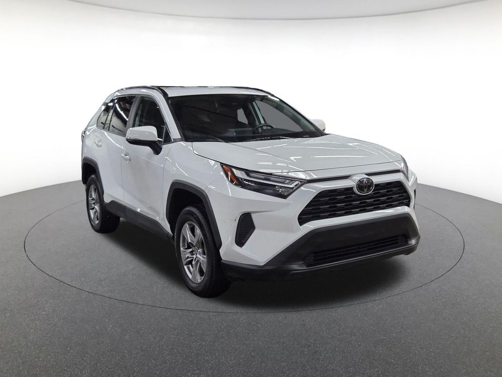 2024 Toyota RAV4 XLE photo 3