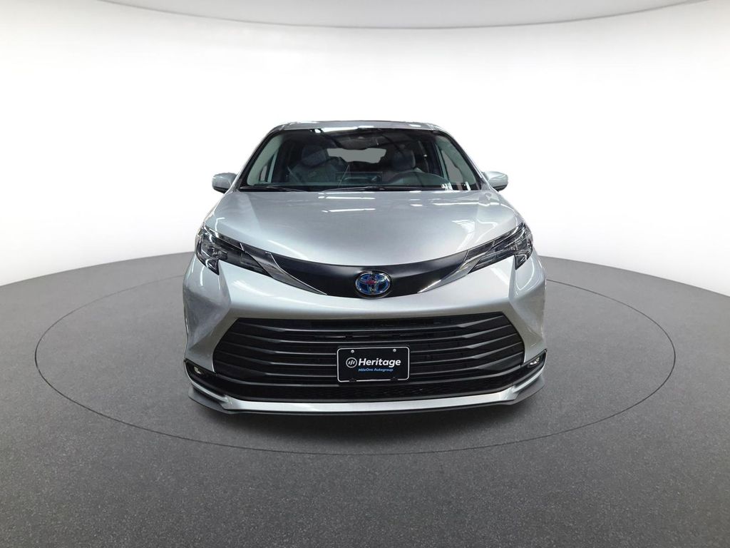 2025 Toyota Sienna XLE photo 2