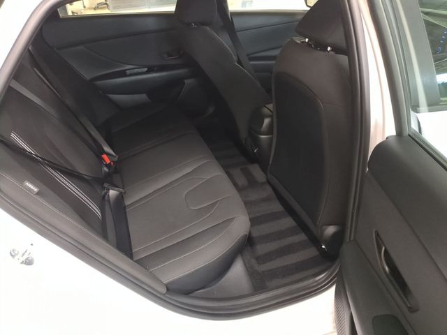 2025 Hyundai Elantra SEL - Photo 17