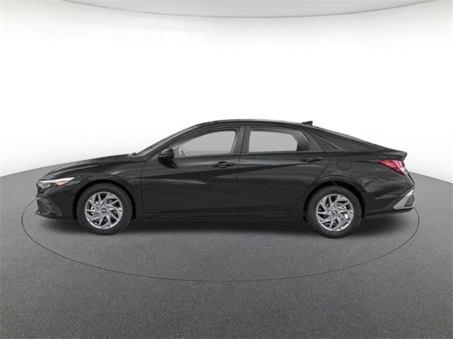 2026 Hyundai Elantra SEL Sport photo 2