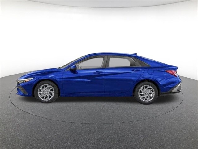 2026 Hyundai Elantra SEL Sport photo 2