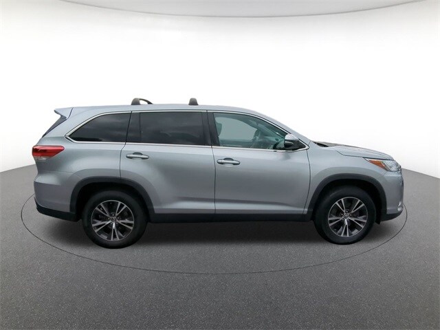 2019 Toyota Highlander LE photo 4