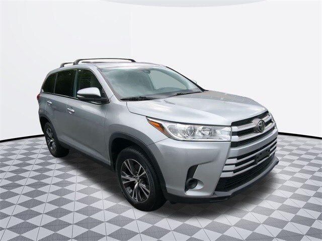 2019 Toyota Highlander LE photo 3