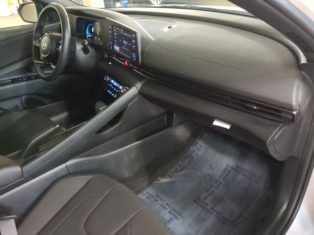 2025 Hyundai Elantra SEL - Photo 18