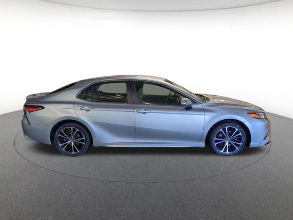 Used 2018 Toyota Camry SE Sedan