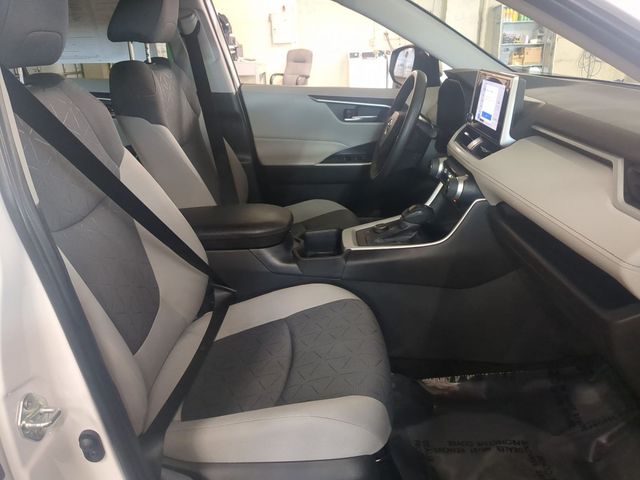 2024 Toyota RAV4 XLE - Photo 19