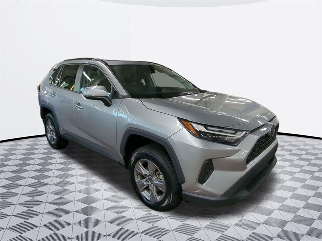 2022 Toyota RAV4 Hybrid XLE photo 3