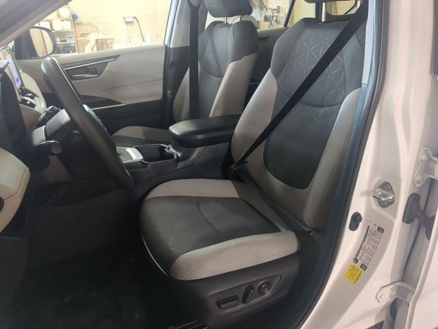 2024 Toyota RAV4 XLE - Photo 9
