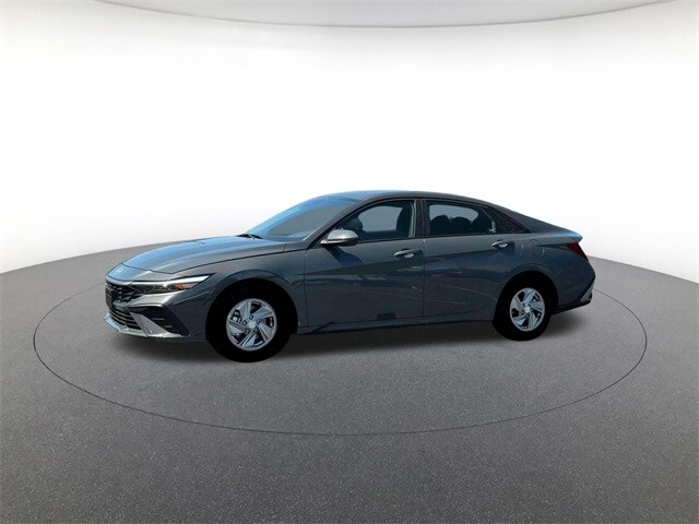 2025 Hyundai Elantra SE photo 2