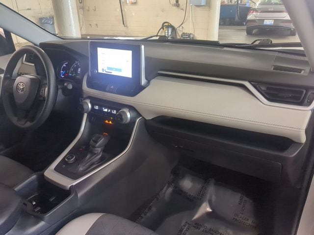 2024 Toyota RAV4 XLE - Photo 18