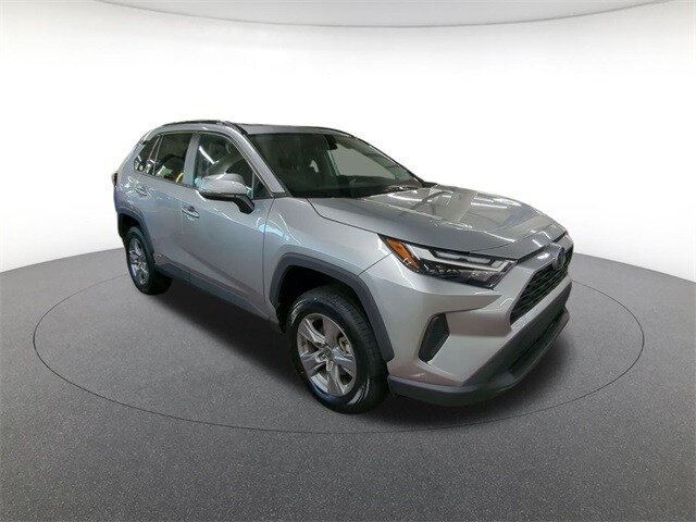 2022 Toyota RAV4 Hybrid XLE photo 3