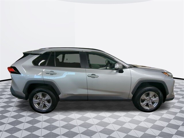 2022 Toyota RAV4 Hybrid XLE photo 4
