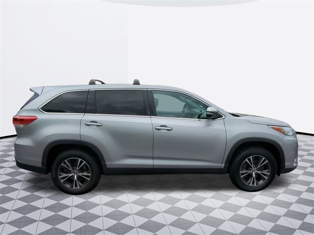 2019 Toyota Highlander LE photo 4