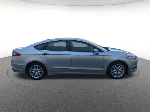 2016 Ford Fusion SE photo 4