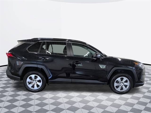 2020 Toyota RAV4 LE photo 2