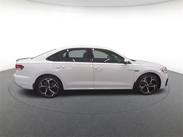 2022 Volkswagen Passat 2.0T R-Line photo 4