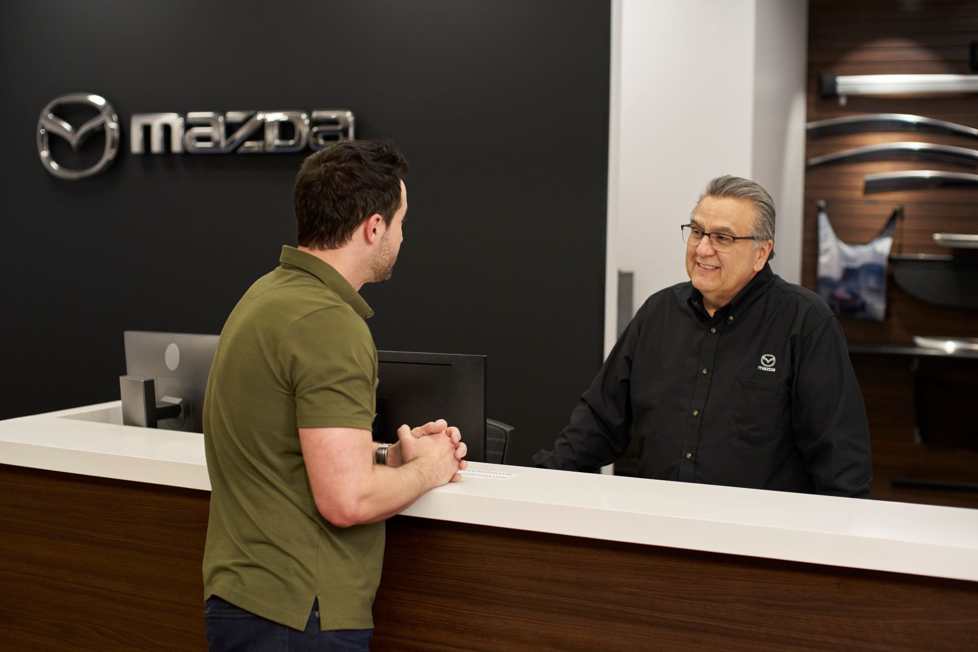 Service_Advisor_Interaction_at_Parts_%26_Accessories_Desk_2_9504x6336-1.jpg
