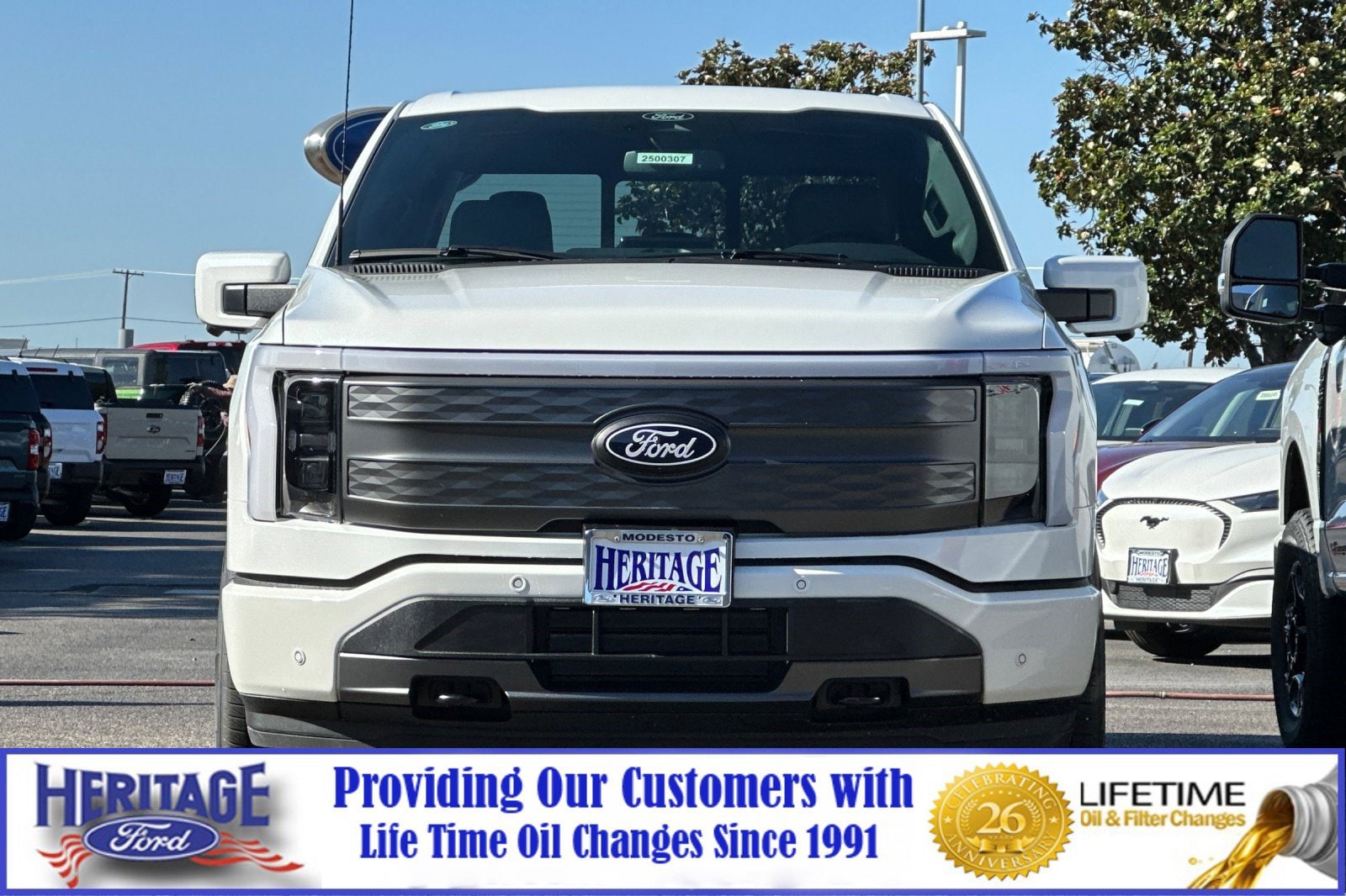 2025 Ford F-150 Lightning Lariat photo 8