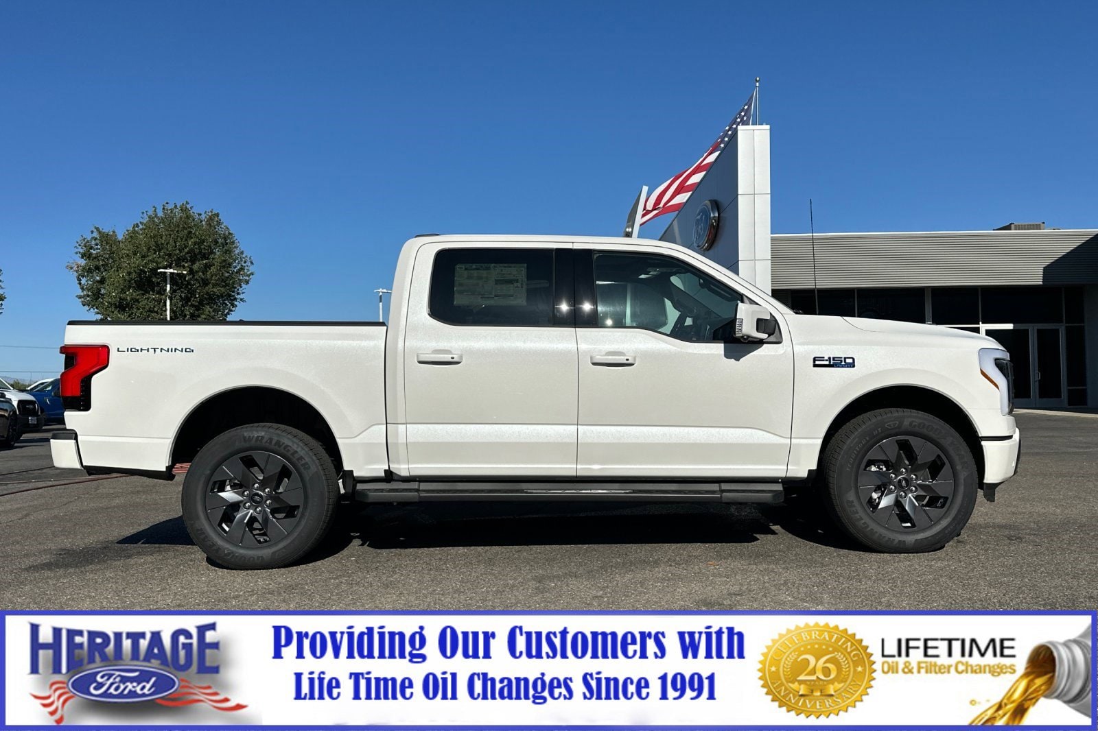 2025 Ford F-150 Lightning Lariat photo 2