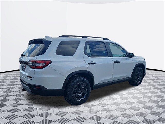 2025 Honda Pilot TrailSport photo 2