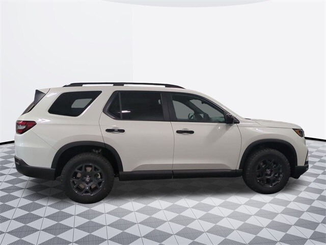 2025 Honda Pilot TrailSport photo 2