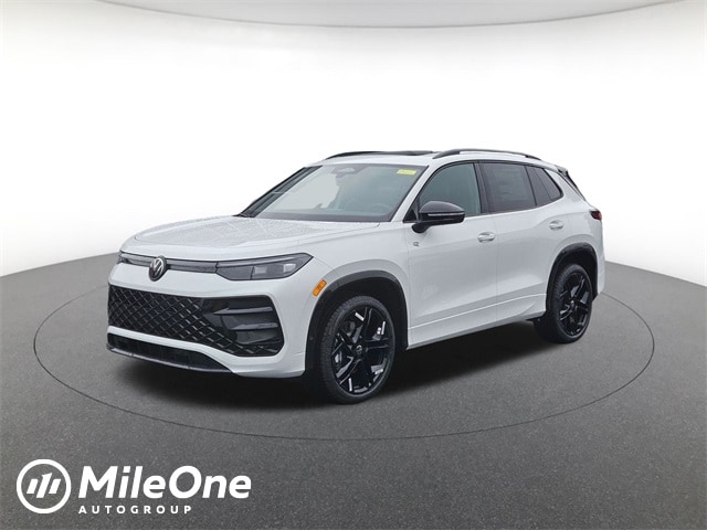 2025 Volkswagen Tiguan SE R-LINE BLACK's photo