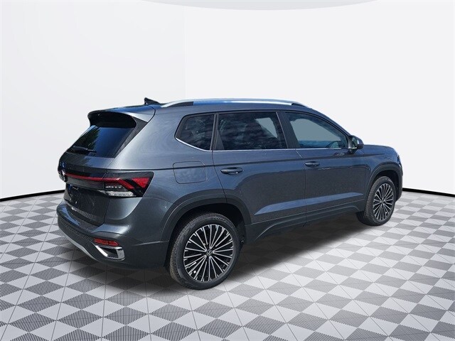 2025 Volkswagen Taos SE photo 3