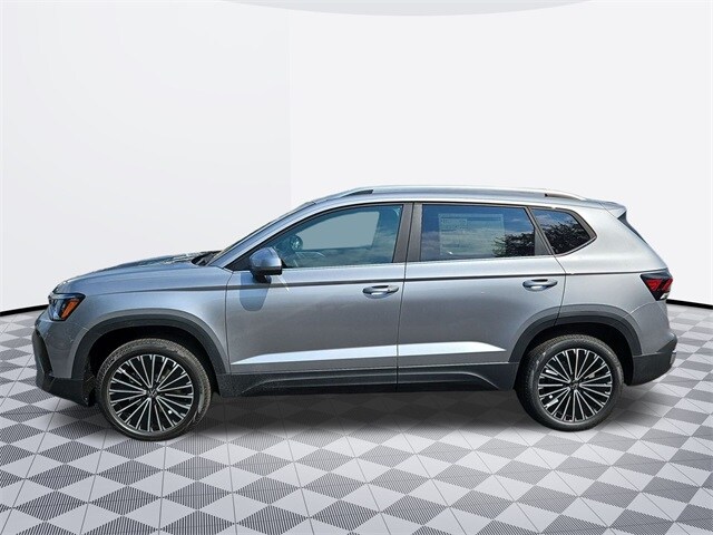 2025 Volkswagen Taos SE photo 2