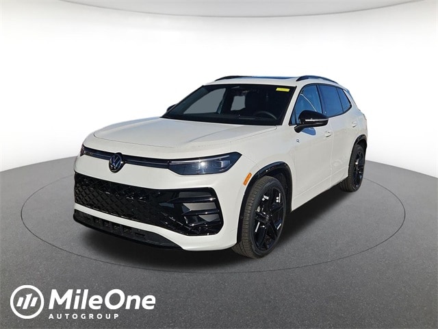 2025 Volkswagen Tiguan SE R-LINE BLACK's photo