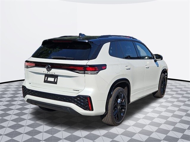 2025 Volkswagen Tiguan SE R-Line Black photo 4