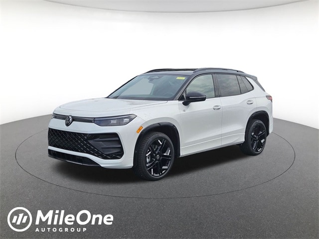 2025 Volkswagen Tiguan SE R-LINE BLACK's photo