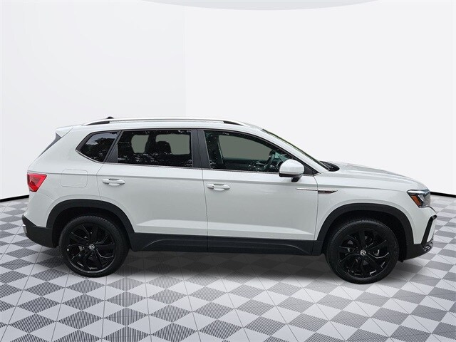 2022 Volkswagen Taos SE photo 3