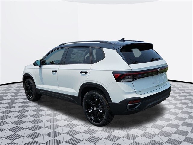 2025 Volkswagen Taos SE photo 3