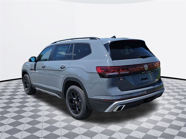 2025 Volkswagen Atlas Peak Edition SE photo 3