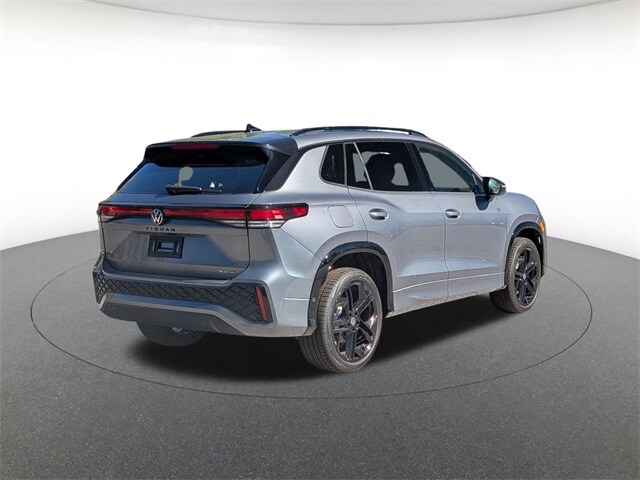 2026 Volkswagen Tiguan SE R-Line Black photo 4