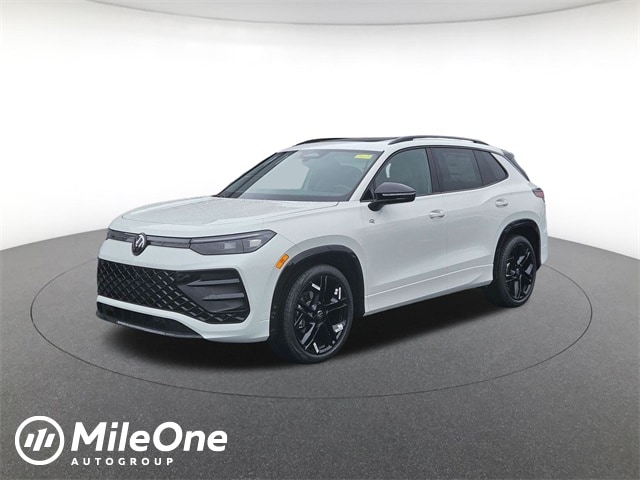 2025 Volkswagen Tiguan SE R-LINE BLACK's photo