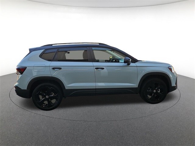 2025 Volkswagen Taos SE photo 4