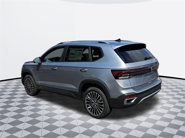 2025 Volkswagen Taos SE photo 3