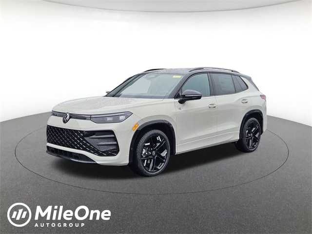 2025 Volkswagen Tiguan SE R-LINE BLACK's photo